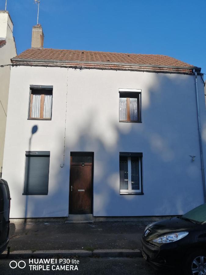 Studio bleu tout équipé avec wifi Le Creusot Extérieur photo